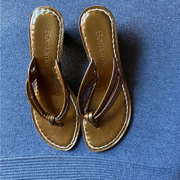 Bernardo Brown Patent Wedge Thong Sandals - Picture 9 of 12